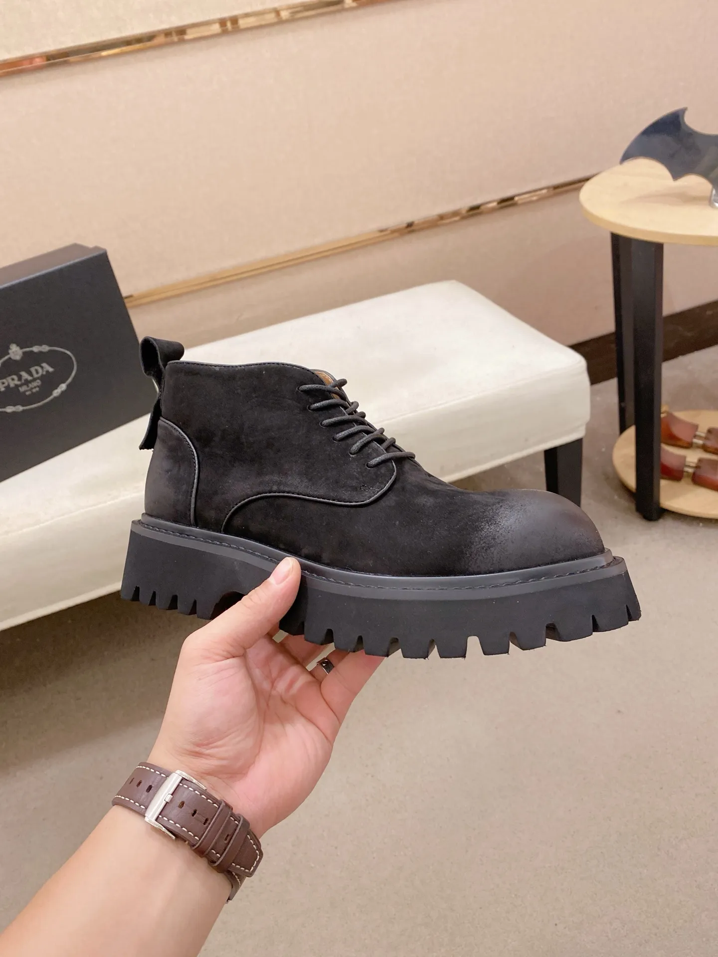 Factory price 580💰 The new PRADA (Prada) counters are launched simultaneously, new men's shoes, 😘fabrics are selected from cowhide. Lining: Full sheepskin lining. 👍🏿 High-end ☄️ air-cushion molded anti-slip rubber outsole, exquisite lines, simple and elegant, comfortable and high-end for leisure travel. Number of yards: 38 to 44. Can be ordered for 45 non-refundable